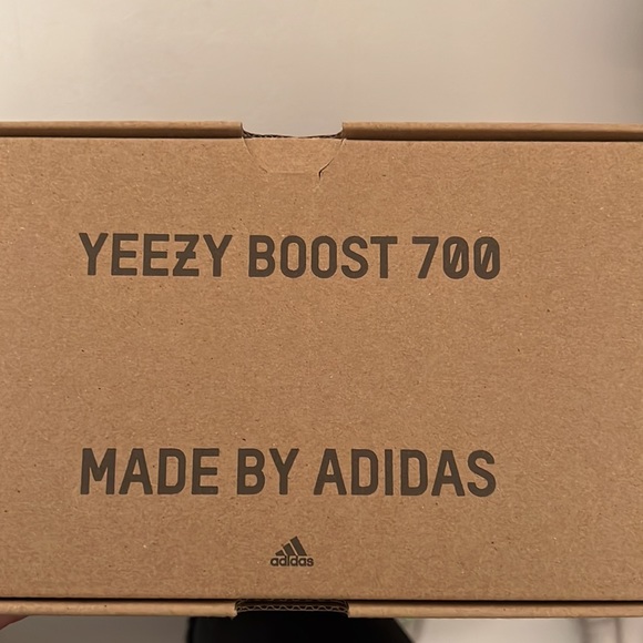Yeezy adults boost 700 - Picture 5 of 6